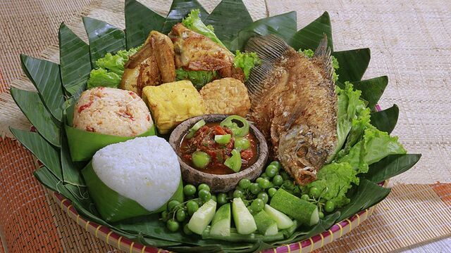 Alasan Nasi Timbel Khas Bandung Menjadi Favorit Pecinta Kuliner